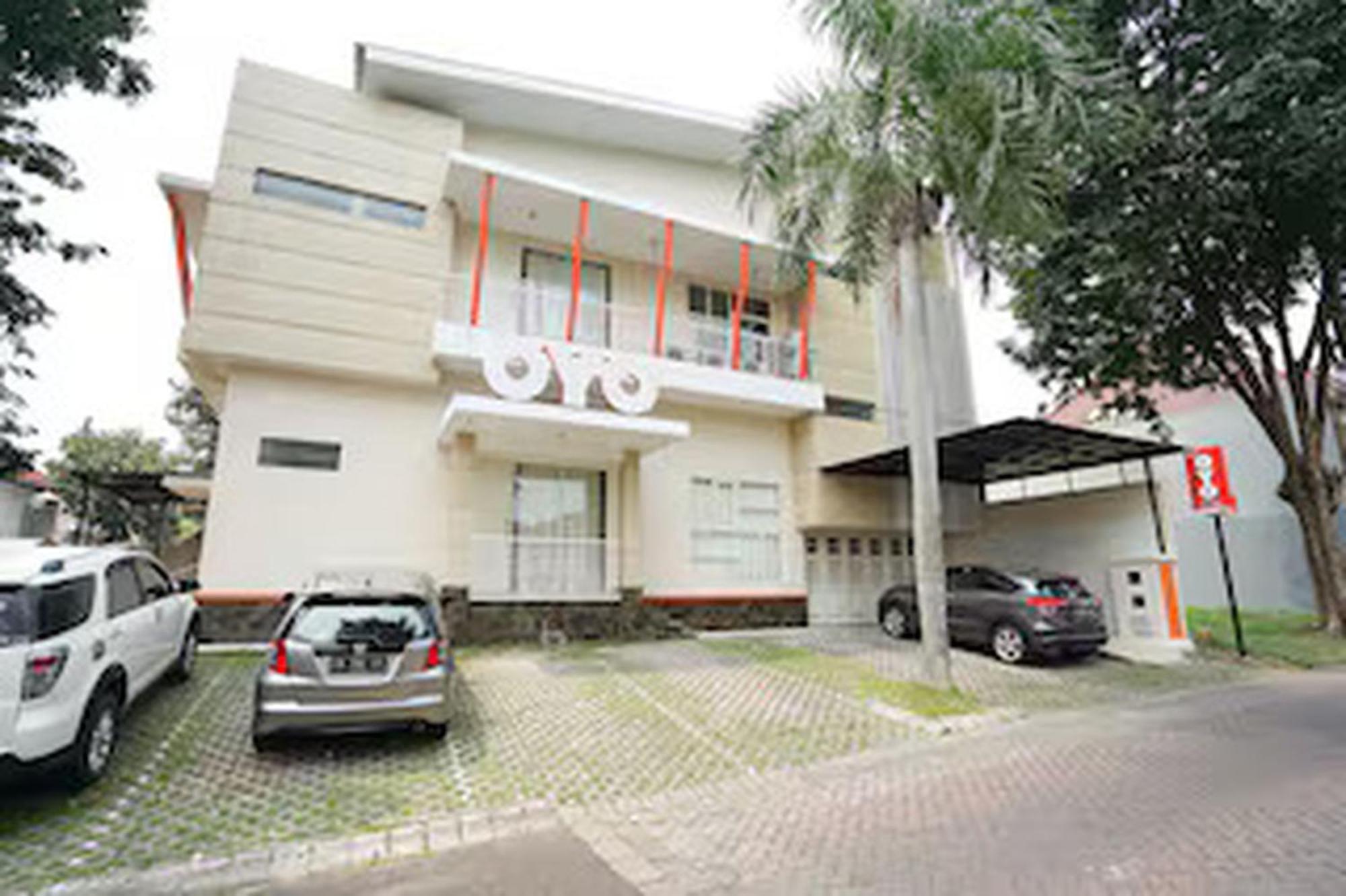 Oyo 782 Menjangan Residence At Citraland 1 Сурабая Екстериор снимка